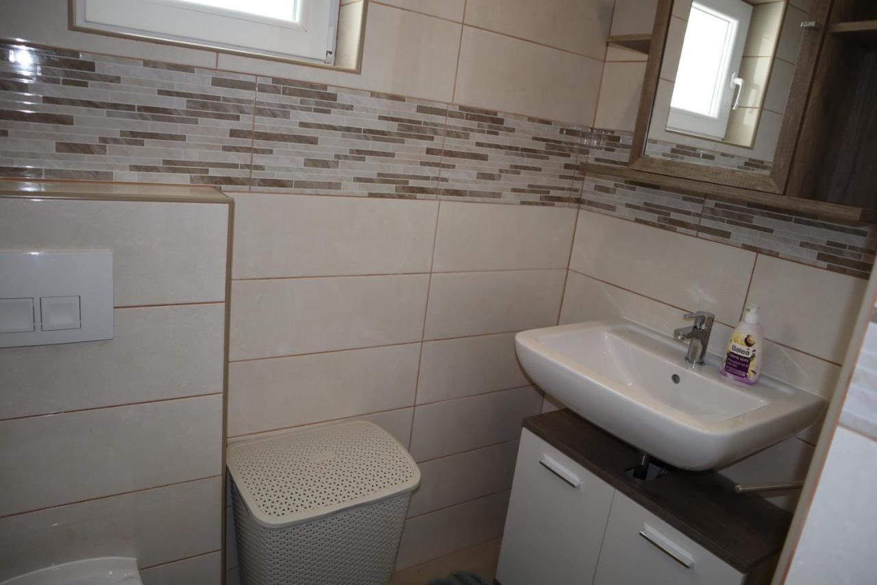 Apartmani Sanja Vir Eksteriør bilde