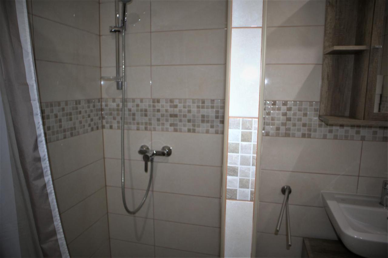 Apartmani Sanja Vir Eksteriør bilde